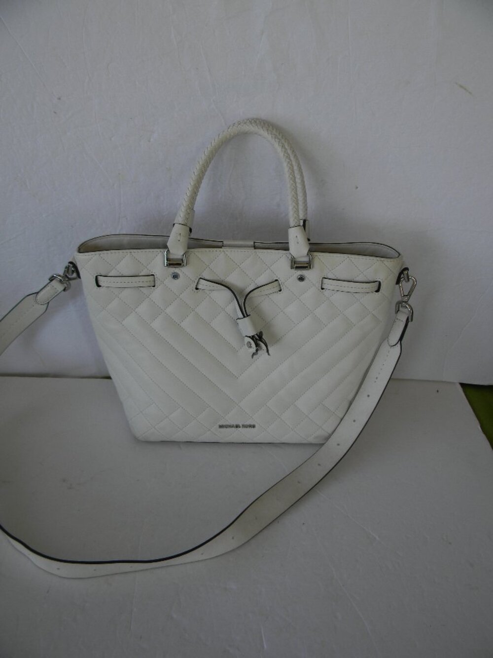 MICHAEL KORS WHITE QUILTED LEATHER BLAKELY BUCKET DRAWSTRING CROSSBODY BAG